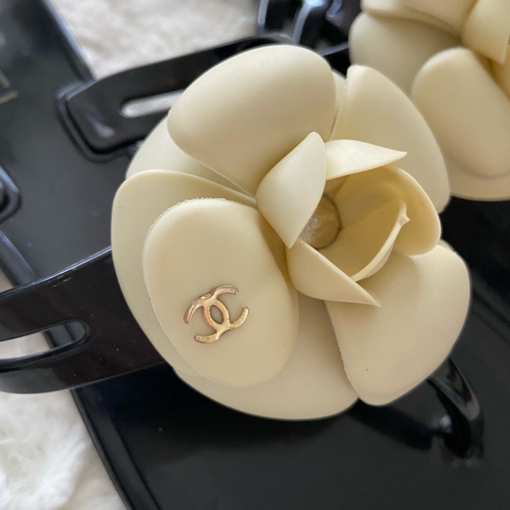 Lovely excellent condition Chanel Black and Cream Thong Sandals with flower - Picture 2 of 5